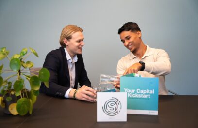 Collega's Thijs en Chris in gesprek over finance vacatures